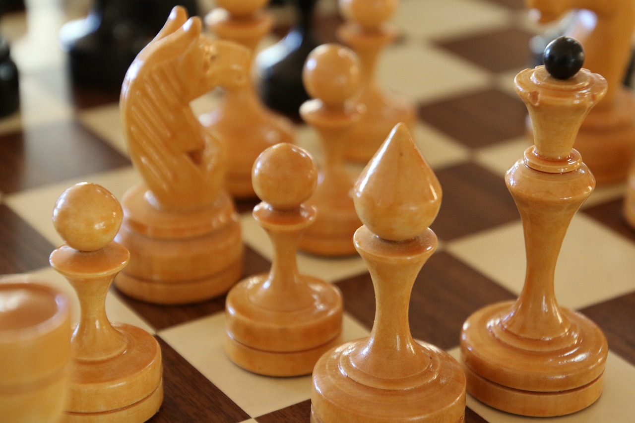 How to buy a chess board and play the game